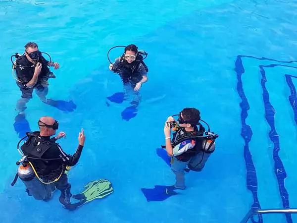 Discover scuba diving in cancun, take a diving lesson